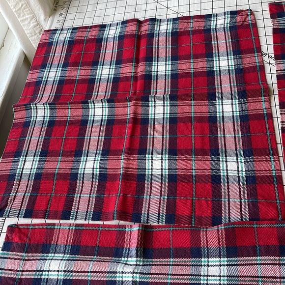 4 square (19" x 19"), red/white/blue plaid napkins - Picture 10 of 13